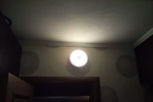 Установка LED-светильника c датчиком движения в прихожей квартиры
