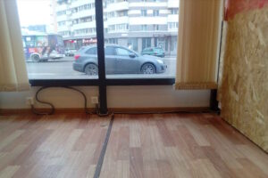 Установка нескольких розеток с протягиванием кабелей и монтаж электрощитового оборудования в торговом павильоне