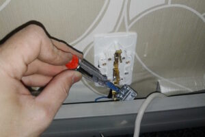 Ремонт локального участка электропроводки и установка двойной розетки внешнего исполнения в одной из комнат квартиры