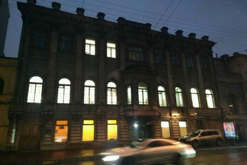 Аварийное обслуживание инженерных сетей школ и прочих образовательных учреждений. Срочный вызов электрика в частную школу после отключения электроснабжения по одной из фаз.
