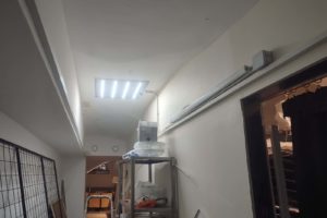 Установка светодиодных светильников на кухне и в подсобных помещениях кафе