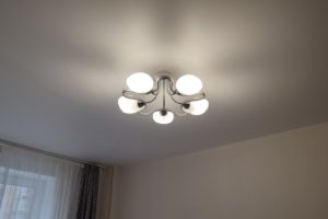 Замена люстры в квартире. Упразднение полиуретановой потолочной розетки