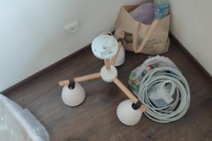 Установка люстр в икеевском стиле на кухне и в комнате квартиры заодно с карнизом