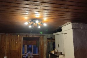 Установка пятирожковой люстры на планку в деревянном дачном доме