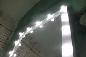 Консультация электрика по вопросам предстоящей замены люстры в кабинете салона красоты