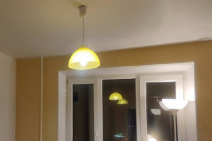 Установка подвесного светильника в квартире как финальный акт малых электромонтажных работ