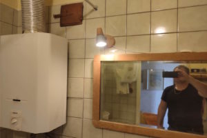 Установка розетки для стиральной машины с протягиванием кабеля в ванной квартиры