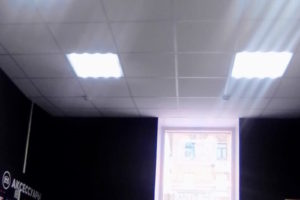 Консультация электрика по поводу перспектив ремонта или замены светодиодных светильников в торговом зале магазина аккумуляторов