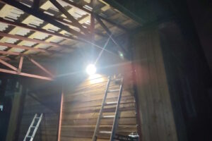 Установка влагозащищённых розеток, выключателя и светодиодного прожектора с датчиками движения и освещённости на фасаде дачного дома