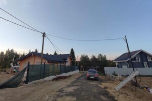 Монтаж воздушного ввода на земельный участок. Установка вспомогательной опоры и щита наружного исполнения