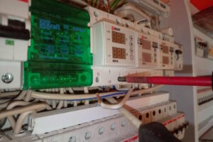 Установка нового электронного реле напряжения и тока в щите частного дома взамен ранее выведенного из эксплуатации аналога