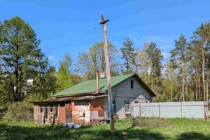 Консультация электрика по вопросам монтажа нового воздушного ввода с использованием промежуточной опоры на земельном участке