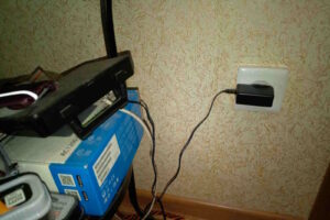 Переустановка плохо закреплённой розетки для роутера в прихожей квартиры-студии